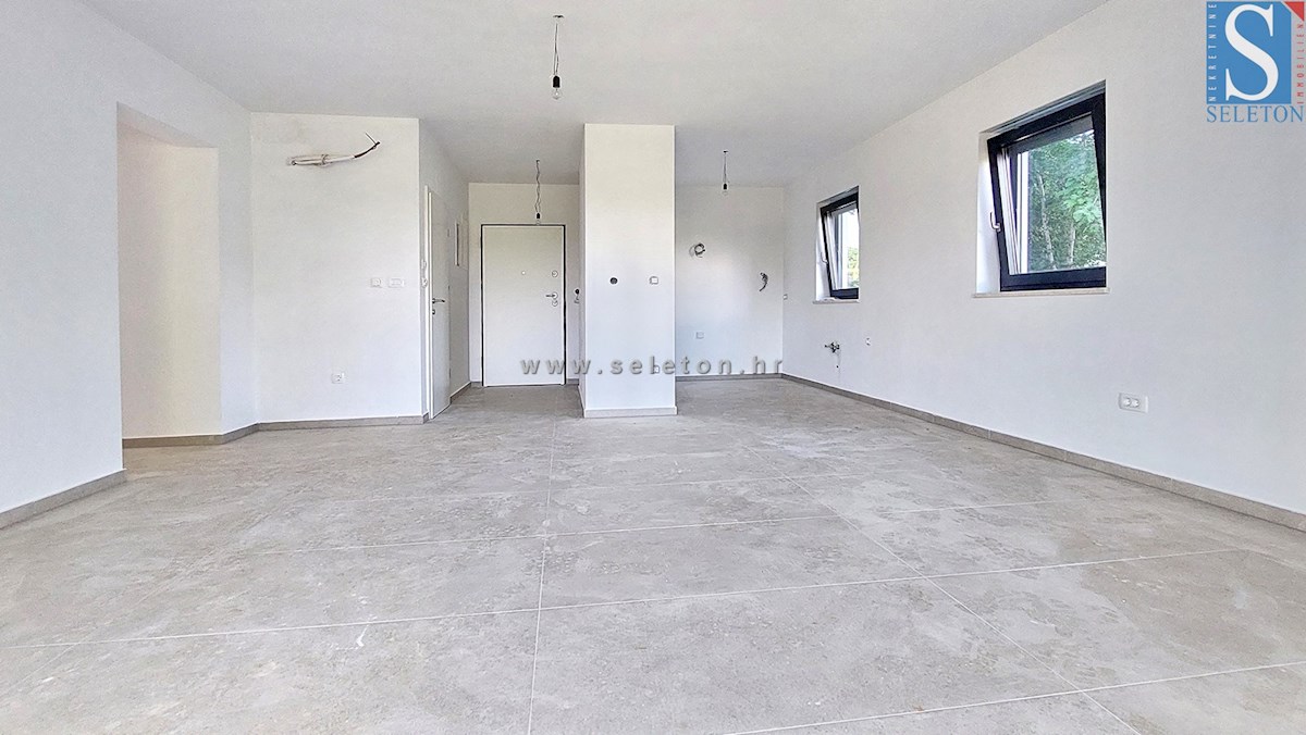 Nuovo appartamento nelle vicinanze di Parenzo di 94 m2 con giardino privato di 161 m2 