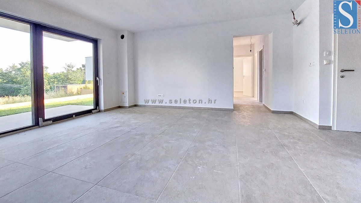 Nuovo appartamento nelle vicinanze di Parenzo di 94 m2 con giardino privato di 161 m2 