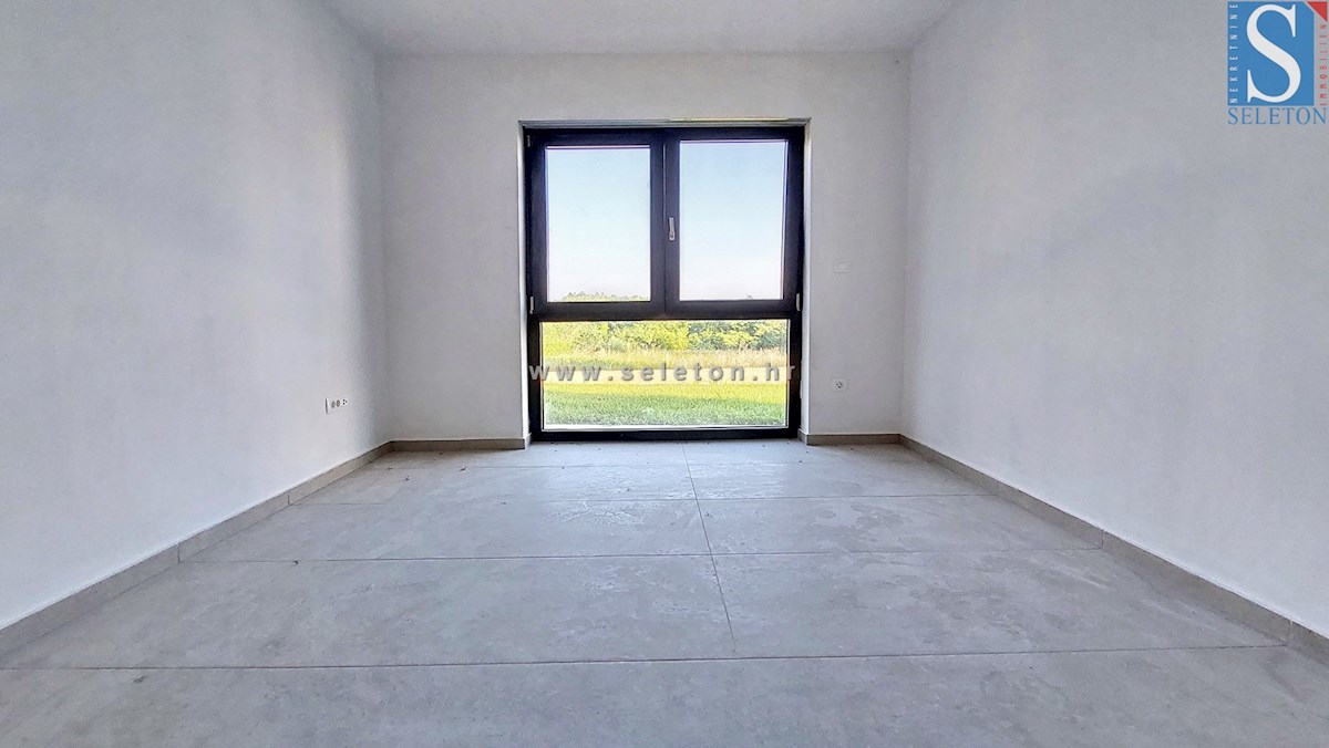 Nuovo appartamento nelle vicinanze di Parenzo di 94 m2 con giardino privato di 161 m2 