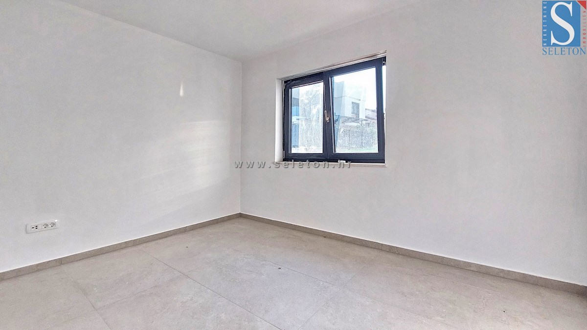 Nuovo appartamento nelle vicinanze di Parenzo di 94 m2 con giardino privato di 161 m2 