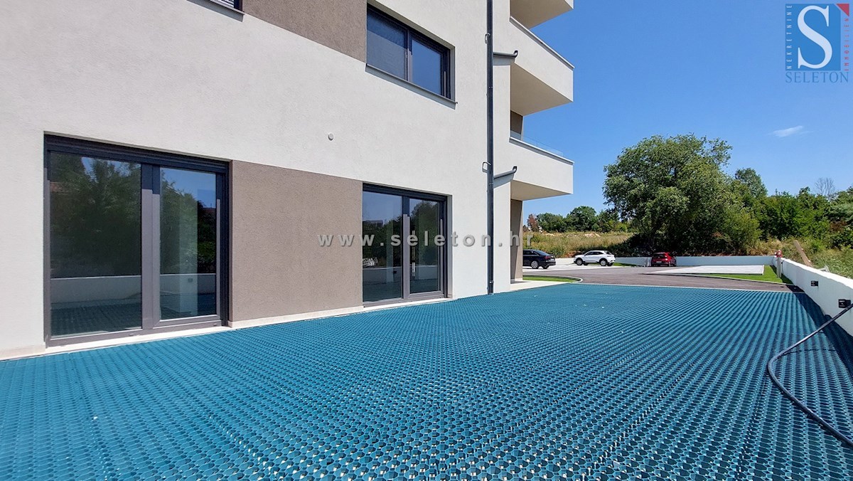 Poreč-Parenzo - nuovo moderno appartamento di 76 m2 con giardino, due posti auto