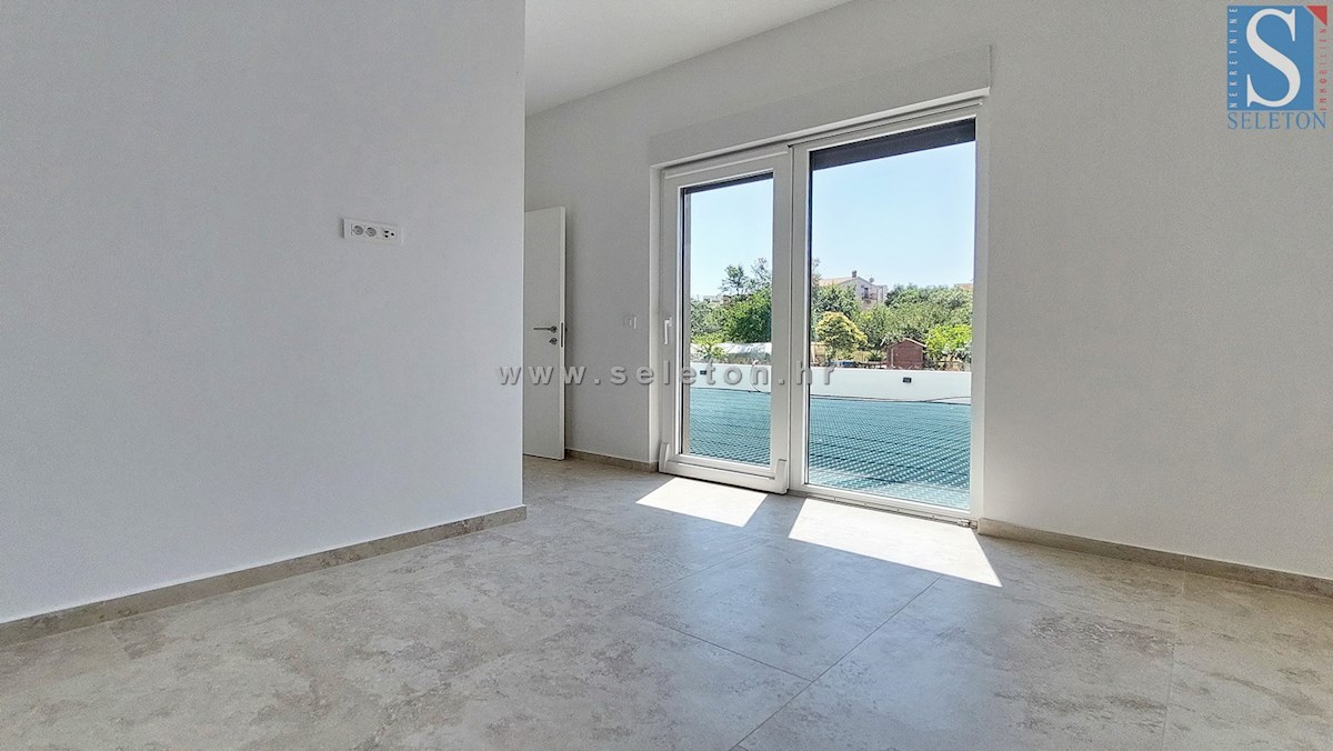 Poreč-Parenzo - nuovo moderno appartamento di 76 m2 con giardino, due posti auto