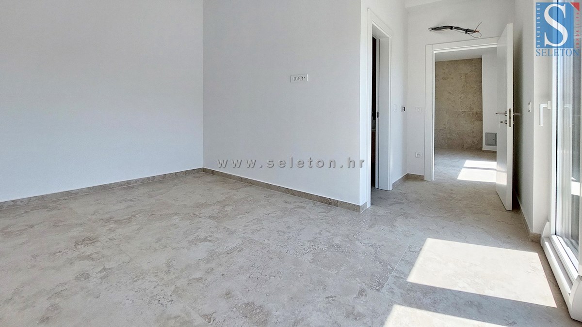 Poreč-Parenzo - nuovo moderno appartamento di 76 m2 con giardino, due posti auto