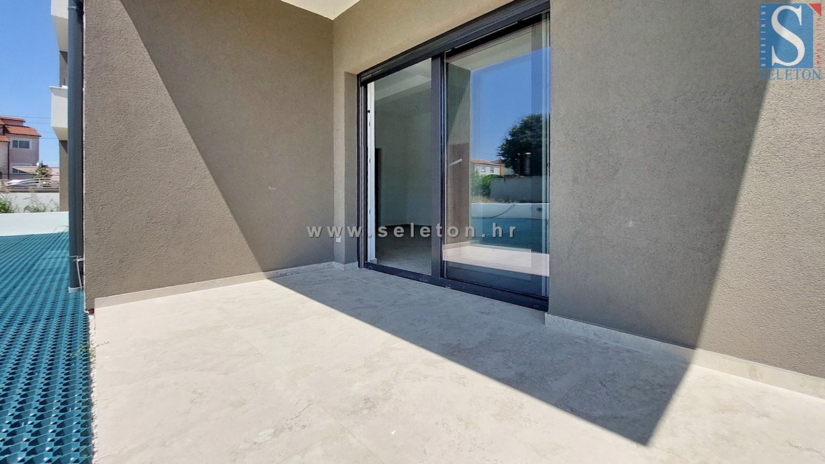 Poreč-Parenzo - nuovo moderno appartamento di 76 m2 con giardino, due posti auto
