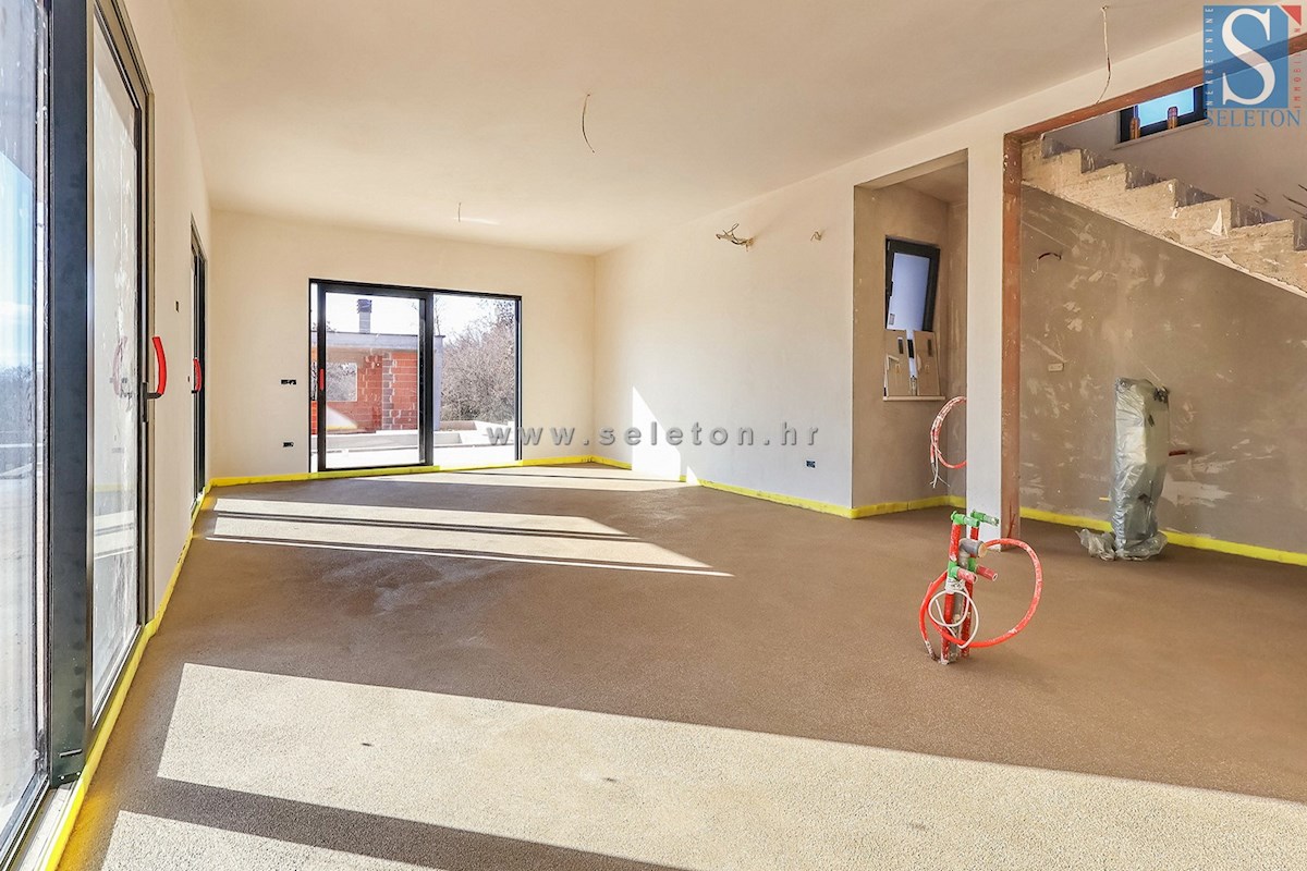 Moderna casa indipendente di 243 m2 con piscina di 36 m2 nelle vicinanze di Poreč-Parenzo - in costruzione