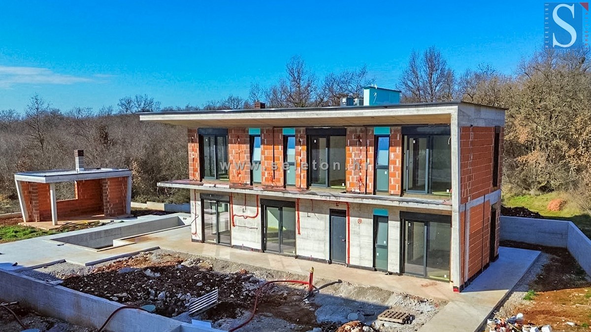 Moderna casa indipendente di 243 m2 con piscina di 36 m2 nelle vicinanze di Poreč-Parenzo - in costruzione
