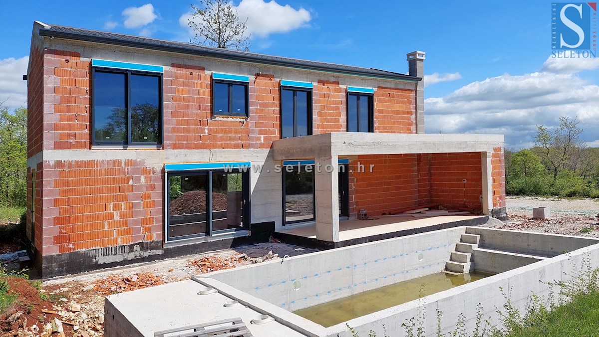 Casa indipendente di 169 m2 con piscina in costruzione