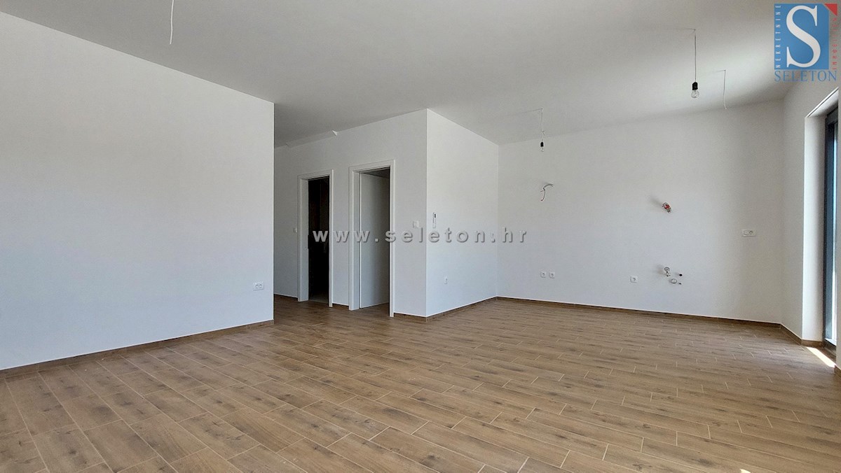 Nuova e moderna casa bifamiliare con piscina nelle vicinanze di Poreč-Parenzo