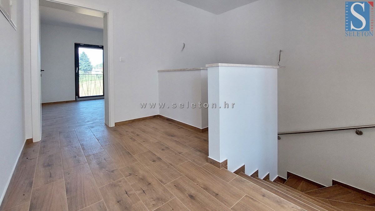 Nuova e moderna casa bifamiliare con piscina nelle vicinanze di Poreč-Parenzo