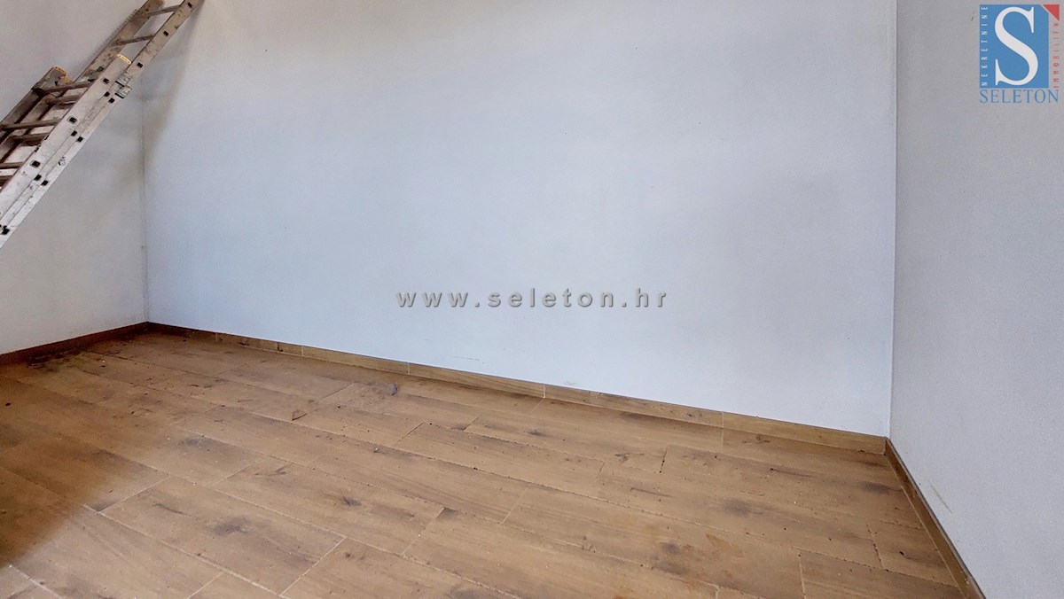 Nuova e moderna casa bifamiliare con piscina nelle vicinanze di Poreč-Parenzo