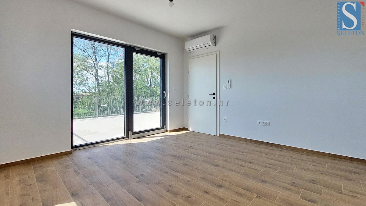 Nuova e moderna casa bifamiliare con piscina nelle vicinanze di Poreč-Parenzo