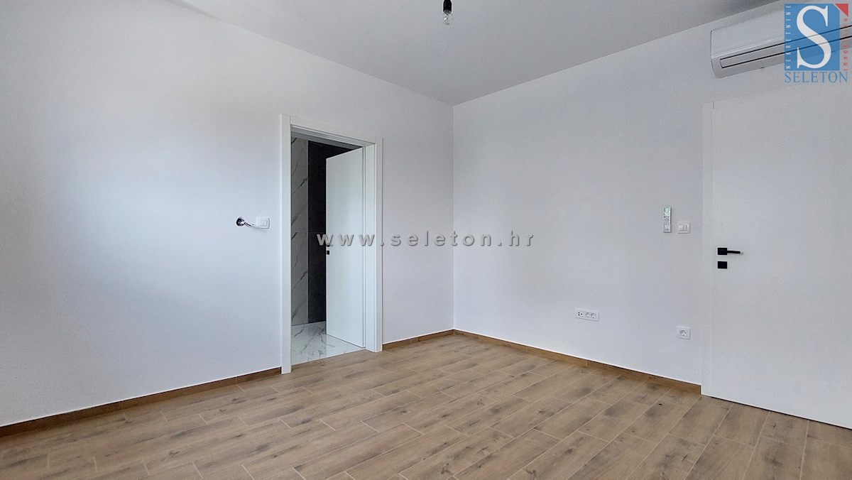 Nuova e moderna casa bifamiliare con piscina nelle vicinanze di Poreč-Parenzo