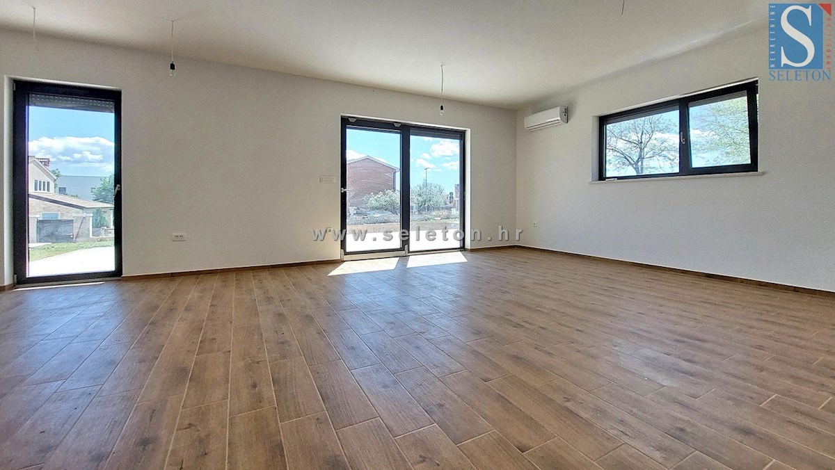 Nuova e moderna casa bifamiliare con piscina nelle vicinanze di Poreč-Parenzo