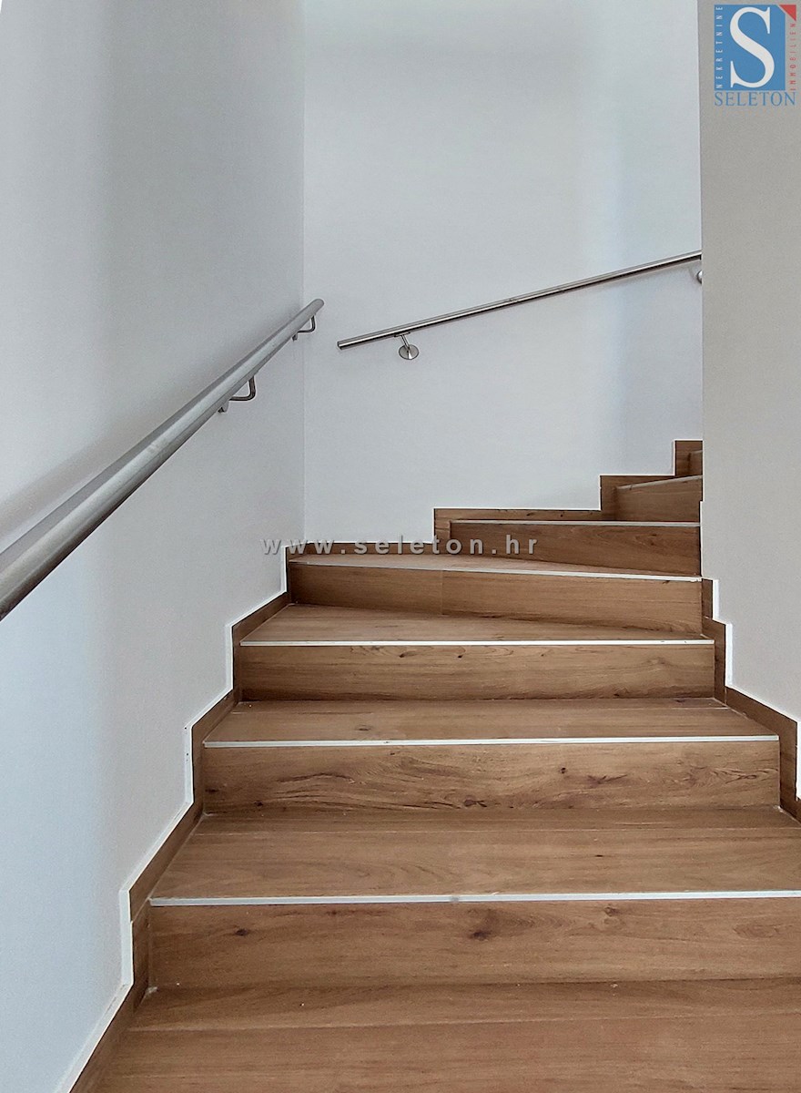 Nuova e moderna casa bifamiliare con piscina nelle vicinanze di Poreč-Parenzo