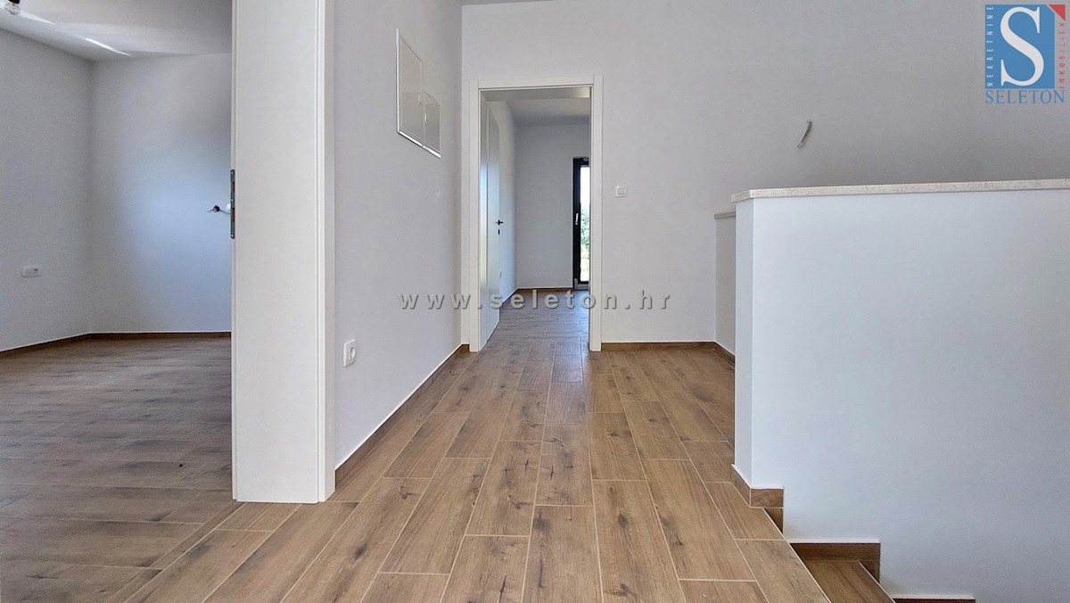 Nuova e moderna casa bifamiliare con piscina nelle vicinanze di Poreč-Parenzo