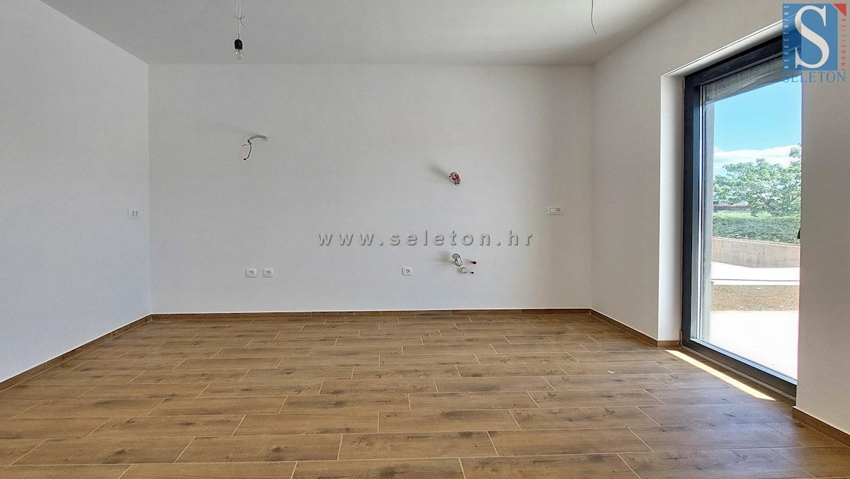 Nuova e moderna casa bifamiliare con piscina nelle vicinanze di Poreč-Parenzo