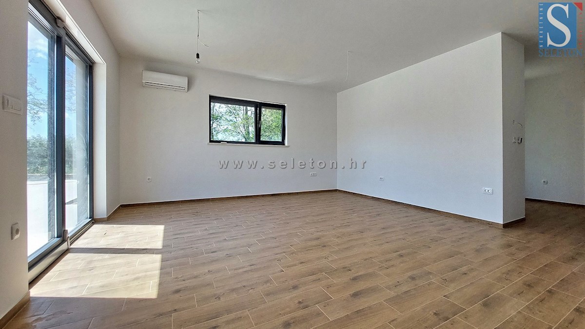 Nuova e moderna casa bifamiliare con piscina nelle vicinanze di Poreč-Parenzo