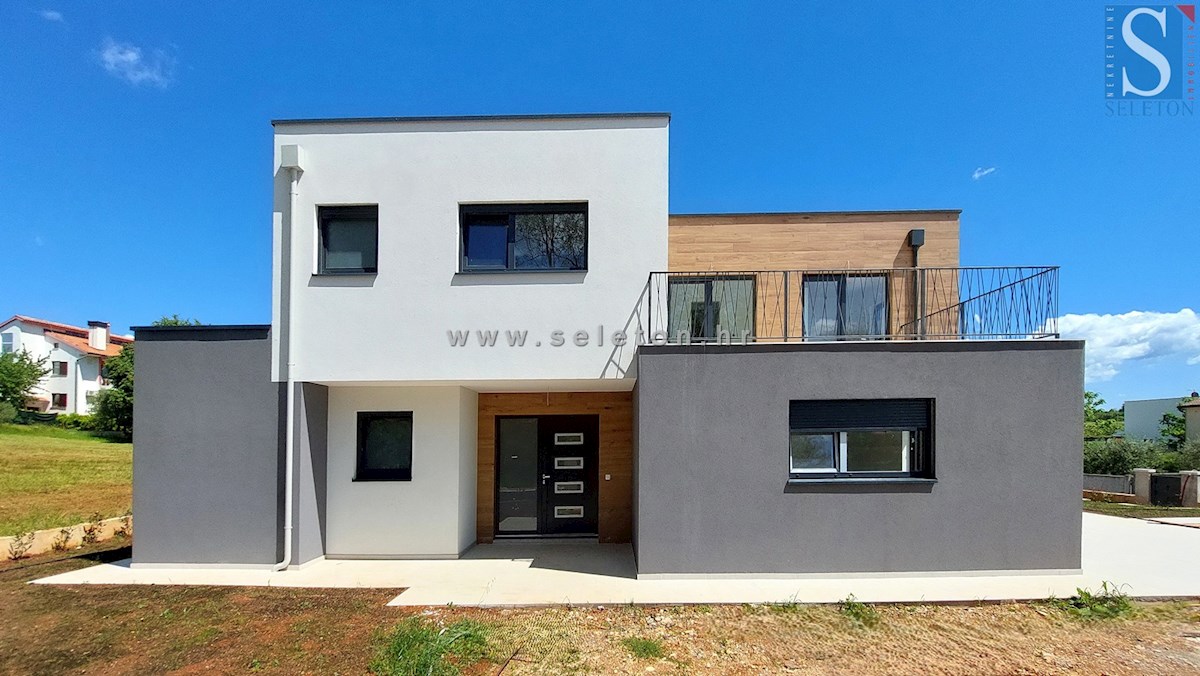 Nuova e moderna casa bifamiliare con piscina nelle vicinanze di Poreč-Parenzo