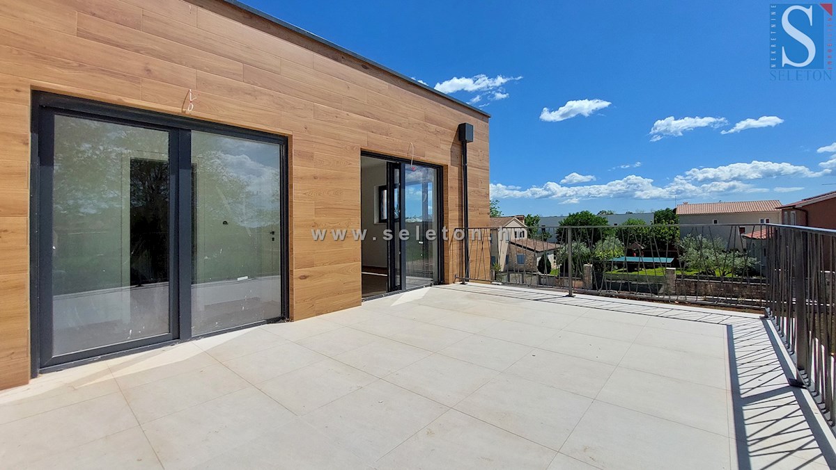 Nuova e moderna casa bifamiliare con piscina nelle vicinanze di Poreč-Parenzo