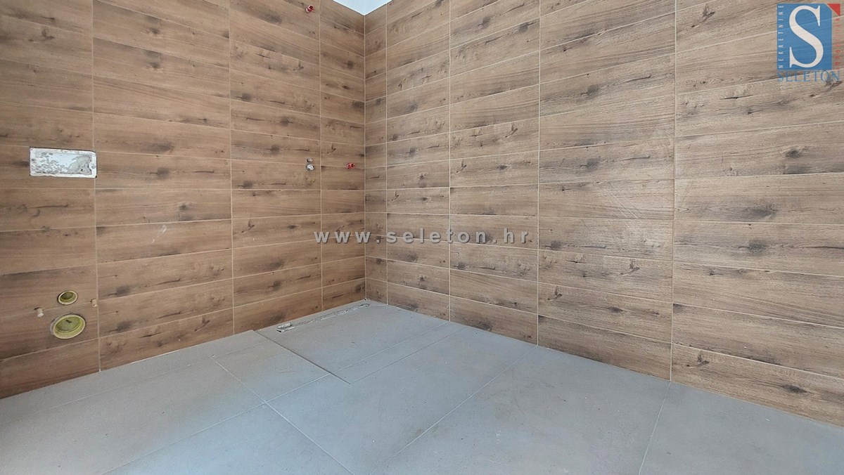 Nuova e moderna casa bifamiliare con piscina nelle vicinanze di Poreč-Parenzo