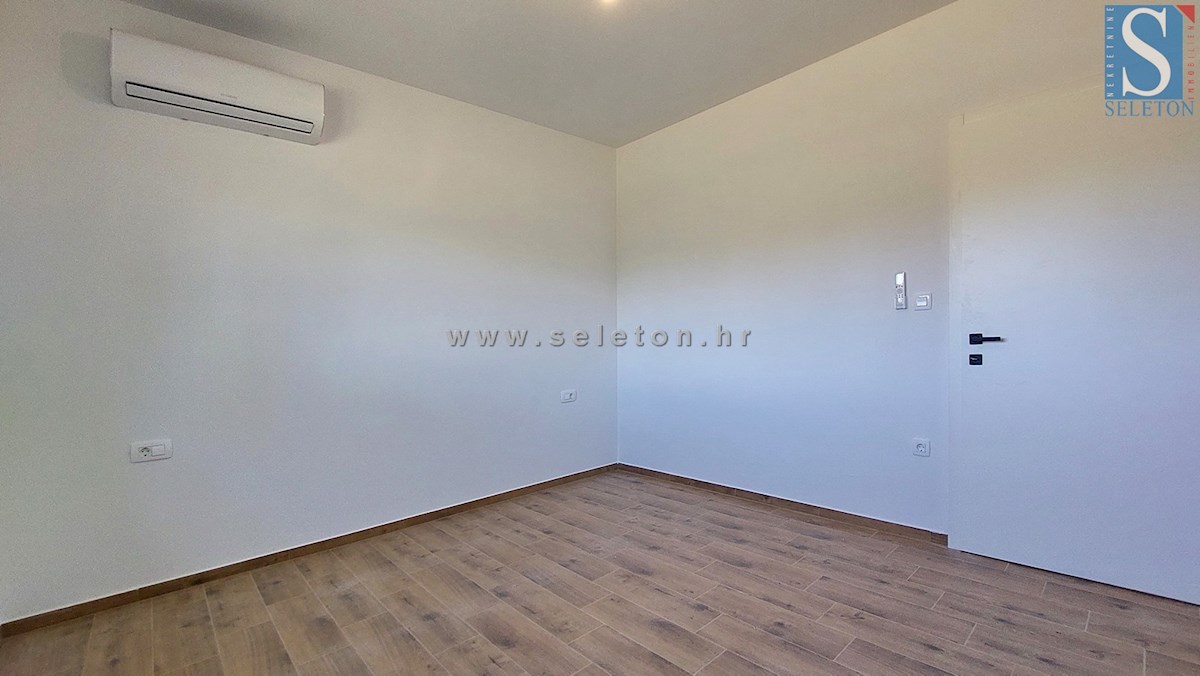 Nuova e moderna casa bifamiliare con piscina nelle vicinanze di Poreč-Parenzo