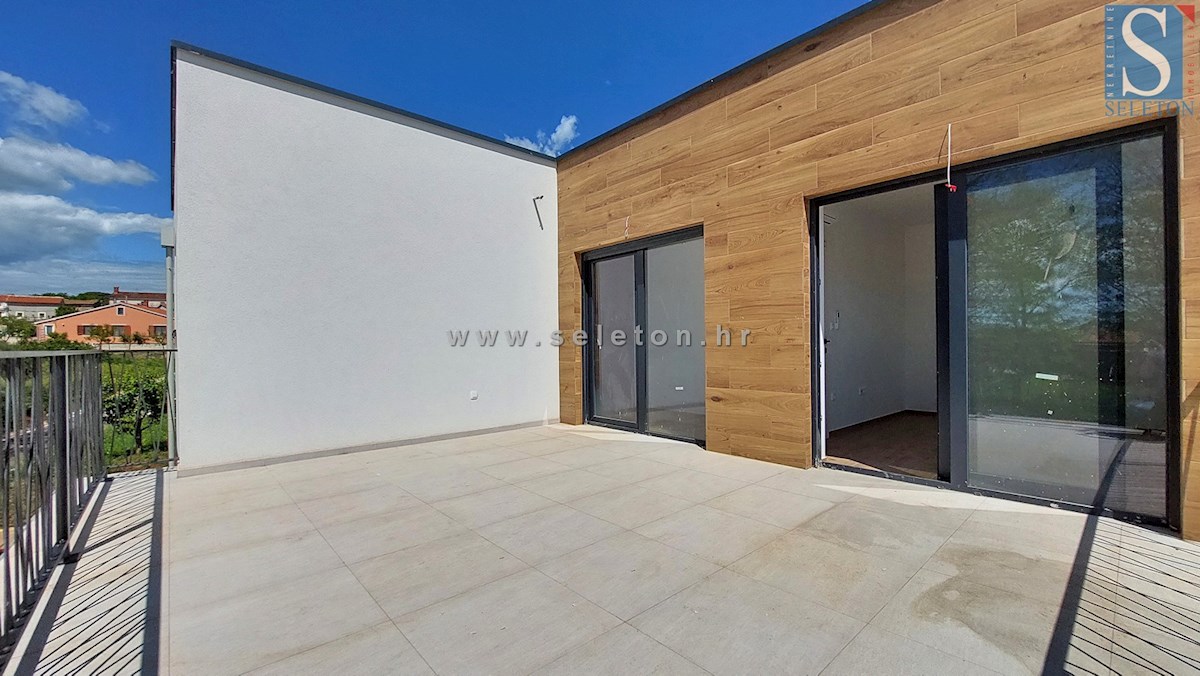 Nuova e moderna casa bifamiliare con piscina nelle vicinanze di Poreč-Parenzo