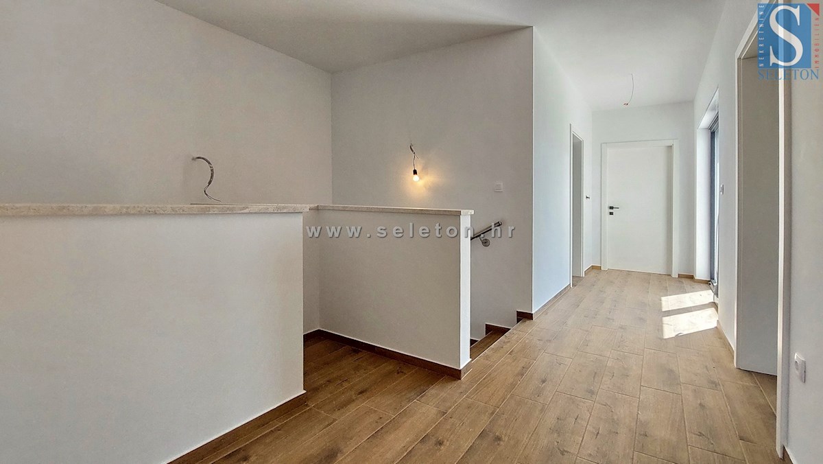 Nuova e moderna casa bifamiliare con piscina nelle vicinanze di Poreč-Parenzo