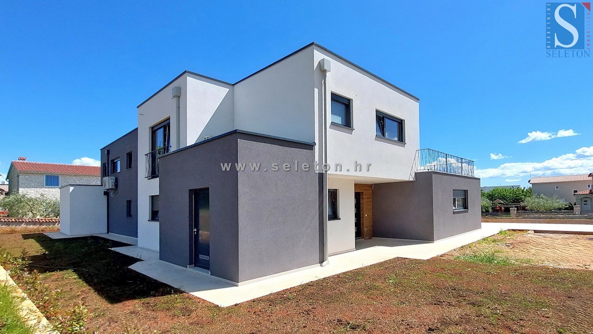 Nuova e moderna casa bifamiliare con piscina nelle vicinanze di Poreč-Parenzo