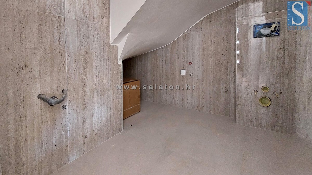 Nuova e moderna casa bifamiliare con piscina nelle vicinanze di Poreč-Parenzo