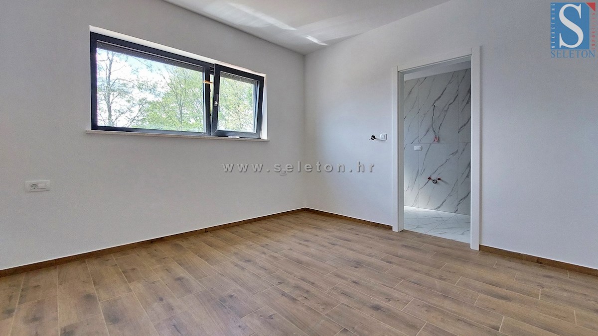 Nuova e moderna casa bifamiliare con piscina nelle vicinanze di Poreč-Parenzo