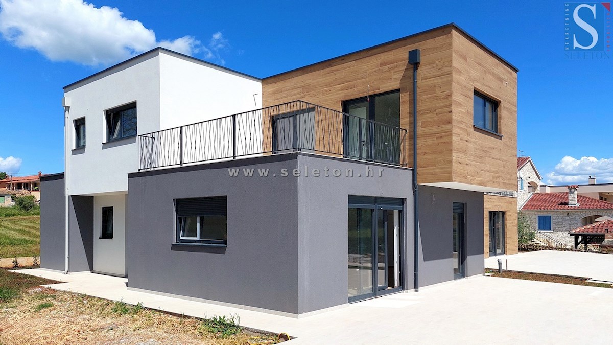 Nuova e moderna casa bifamiliare con piscina nelle vicinanze di Poreč-Parenzo