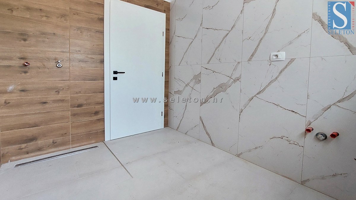 Nuova e moderna casa bifamiliare con piscina nelle vicinanze di Poreč-Parenzo