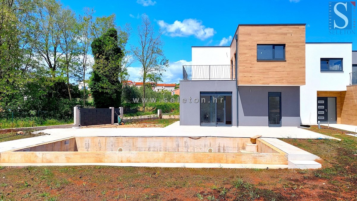 Nuova e moderna casa bifamiliare con piscina nelle vicinanze di Poreč-Parenzo