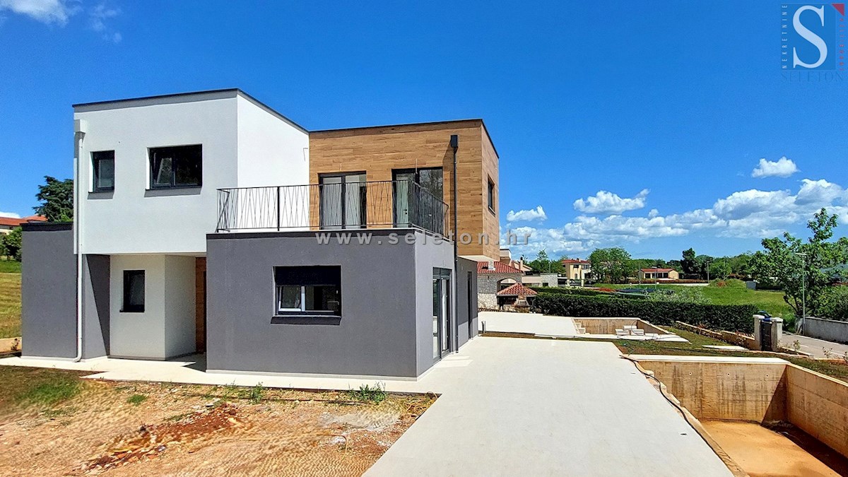 Nuova e moderna casa bifamiliare con piscina nelle vicinanze di Poreč-Parenzo