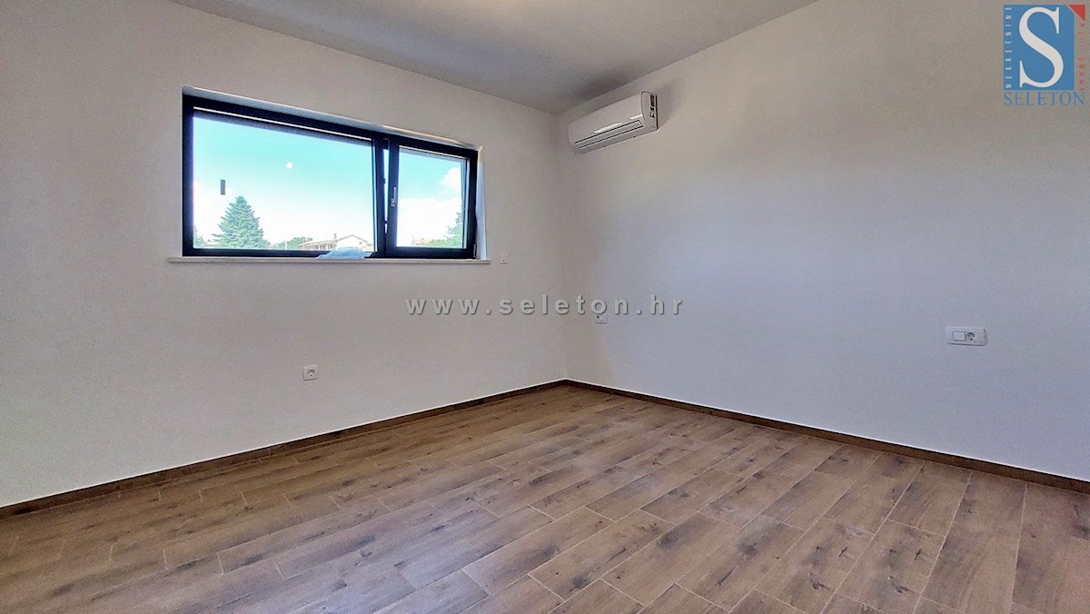 Nuova e moderna casa bifamiliare con piscina nelle vicinanze di Poreč-Parenzo