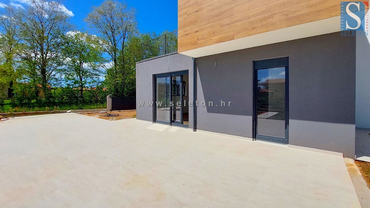 Nuova e moderna casa bifamiliare con piscina nelle vicinanze di Poreč-Parenzo