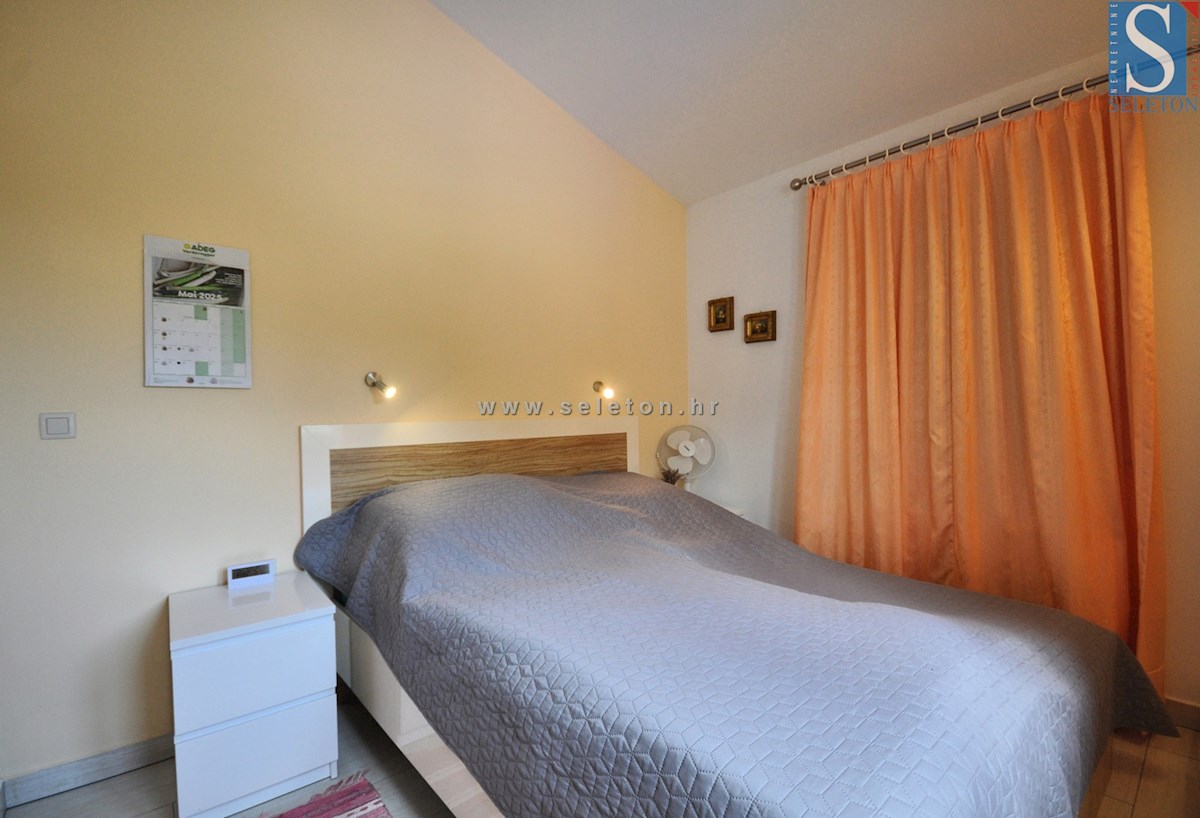 Poreč-Parenzo, casa indipendente di 180 m2 con piscina, 2 appartamenti