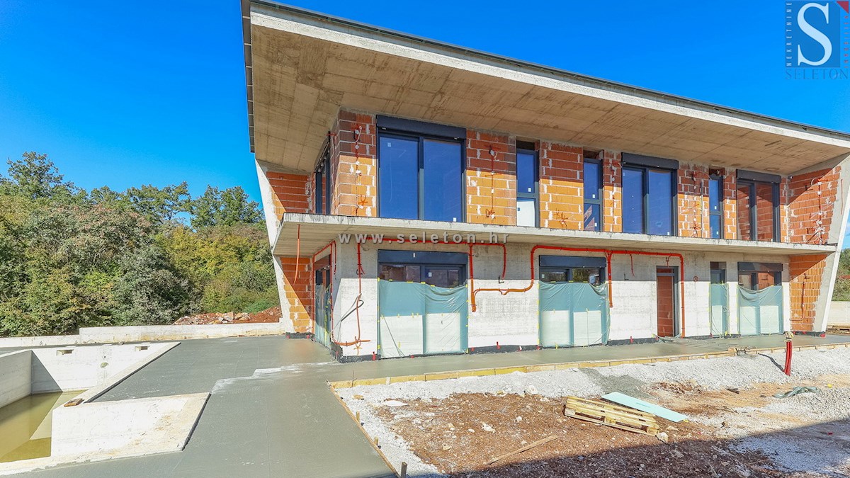 Moderna casa indipendente di 243 m2 con piscina di 36 m2 nelle vicinanze di Poreč-Parenzo - in costruzione