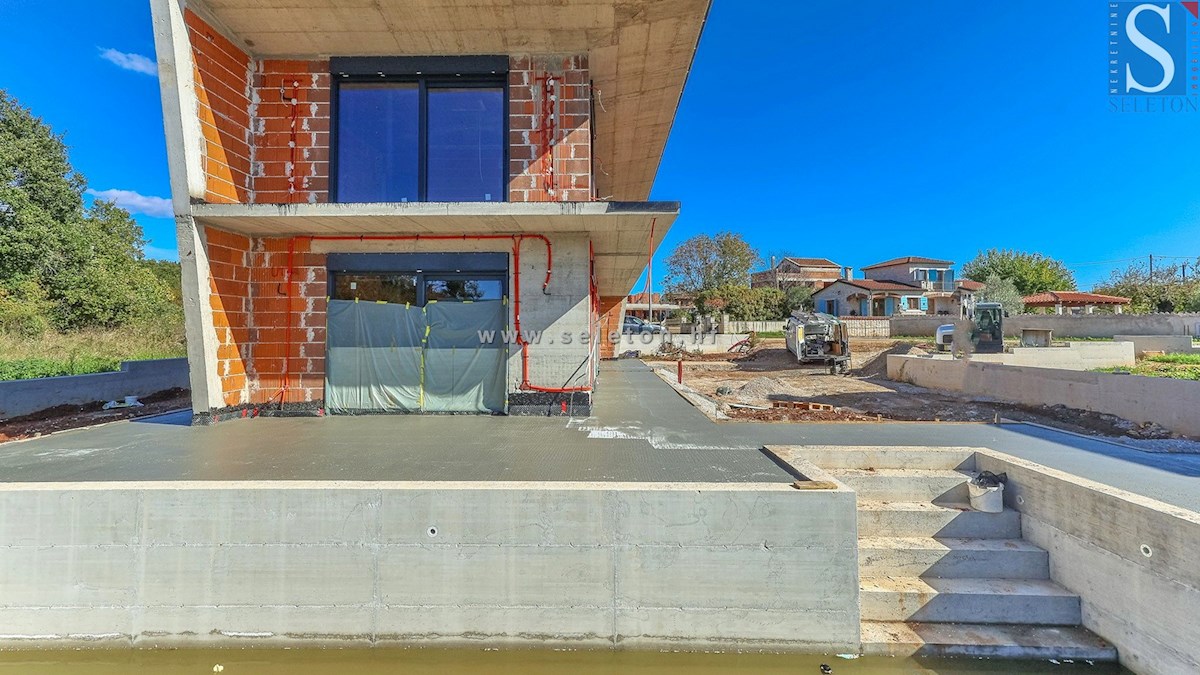 Moderna casa indipendente di 243 m2 con piscina di 36 m2 nelle vicinanze di Poreč-Parenzo - in costruzione