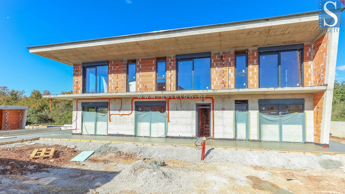 Moderna casa indipendente di 243 m2 con piscina di 36 m2 nelle vicinanze di Poreč-Parenzo - in costruzione