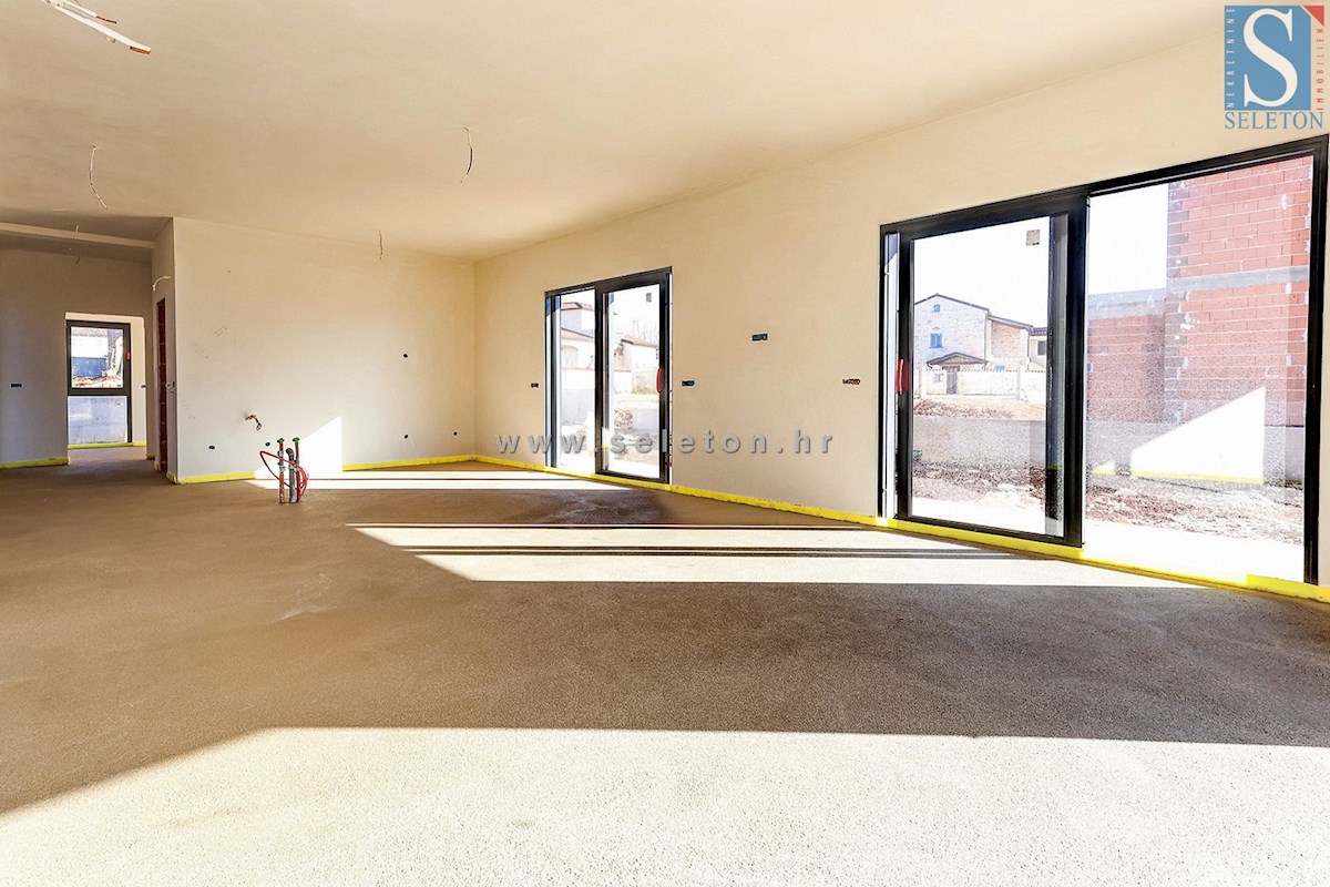 Moderna casa indipendente di 243 m2 con piscina di 36 m2 nelle vicinanze di Poreč-Parenzo - in costruzione