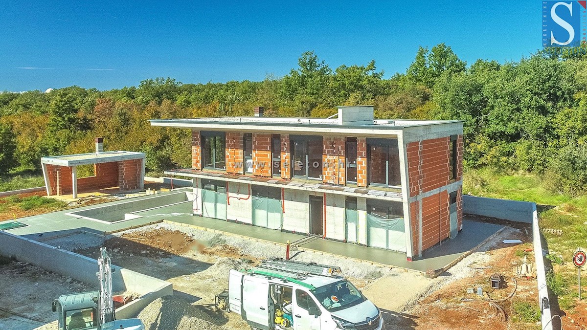 Moderna casa indipendente di 243 m2 con piscina di 36 m2 nelle vicinanze di Poreč-Parenzo - in costruzione
