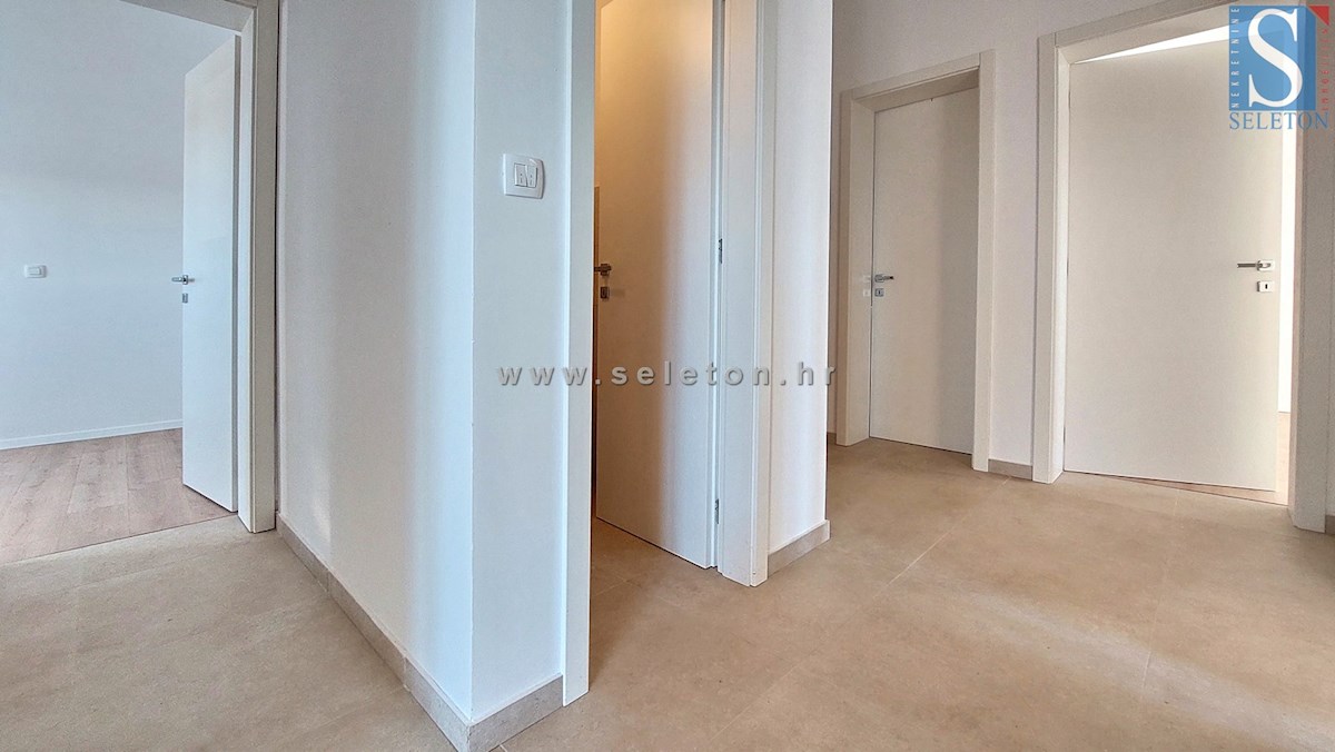 Istria, Poreč, nuovo appartamento di 82 m2 con vista mare vicino a Poreč-Parenzo, 2 posti auto e ripostiglio