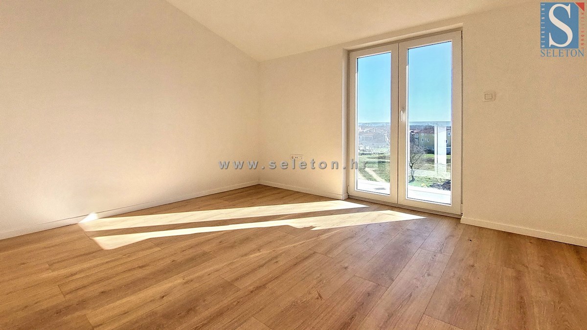 Istria, Poreč, nuovo appartamento di 82 m2 con vista mare vicino a Poreč-Parenzo, 2 posti auto e ripostiglio