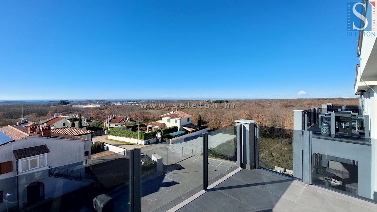 Istria, Poreč, nuovo appartamento di 82 m2 con vista mare vicino a Poreč-Parenzo, 2 posti auto e ripostiglio