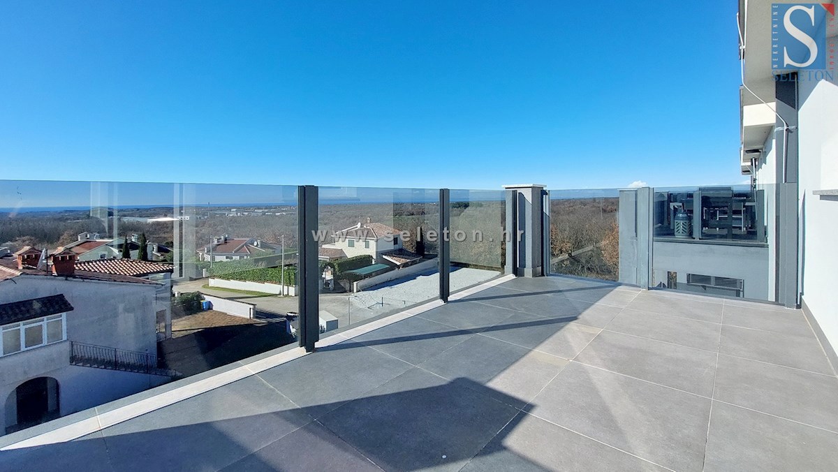 Istria, Poreč, nuovo appartamento di 82 m2 con vista mare vicino a Poreč-Parenzo, 2 posti auto e ripostiglio