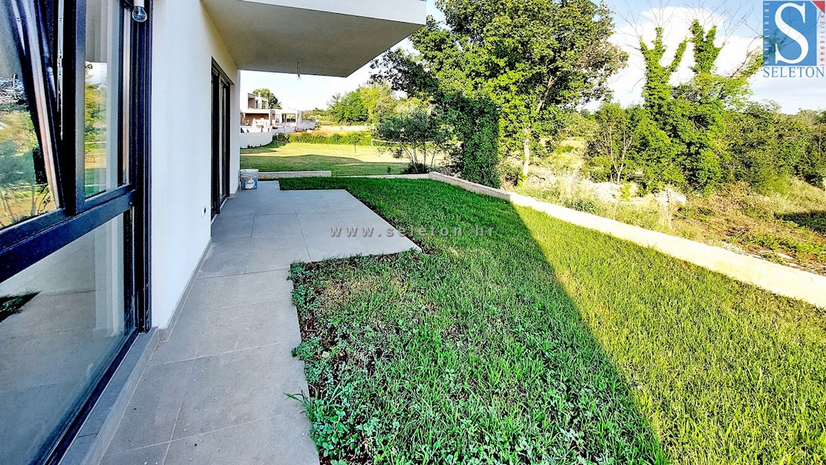 Nuovo appartamento nelle vicinanze di Poreč-Parenzo di 86 m2 con giardino privato do 146 m2