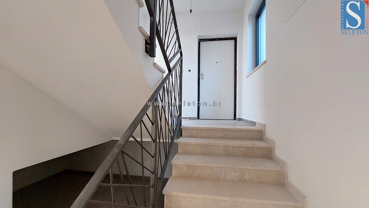 Nuovo appartamento nelle vicinanze di Poreč-Parenzo di 86 m2 con giardino privato do 146 m2