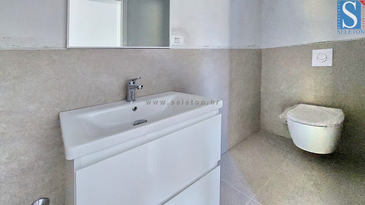 Nuovo appartamento nelle vicinanze di Poreč-Parenzo di 86 m2 con giardino privato do 146 m2