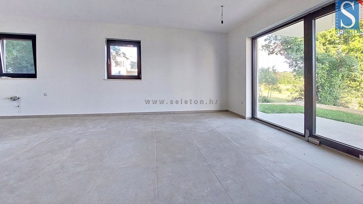 Nuovo appartamento nelle vicinanze di Poreč-Parenzo di 86 m2 con giardino privato do 146 m2